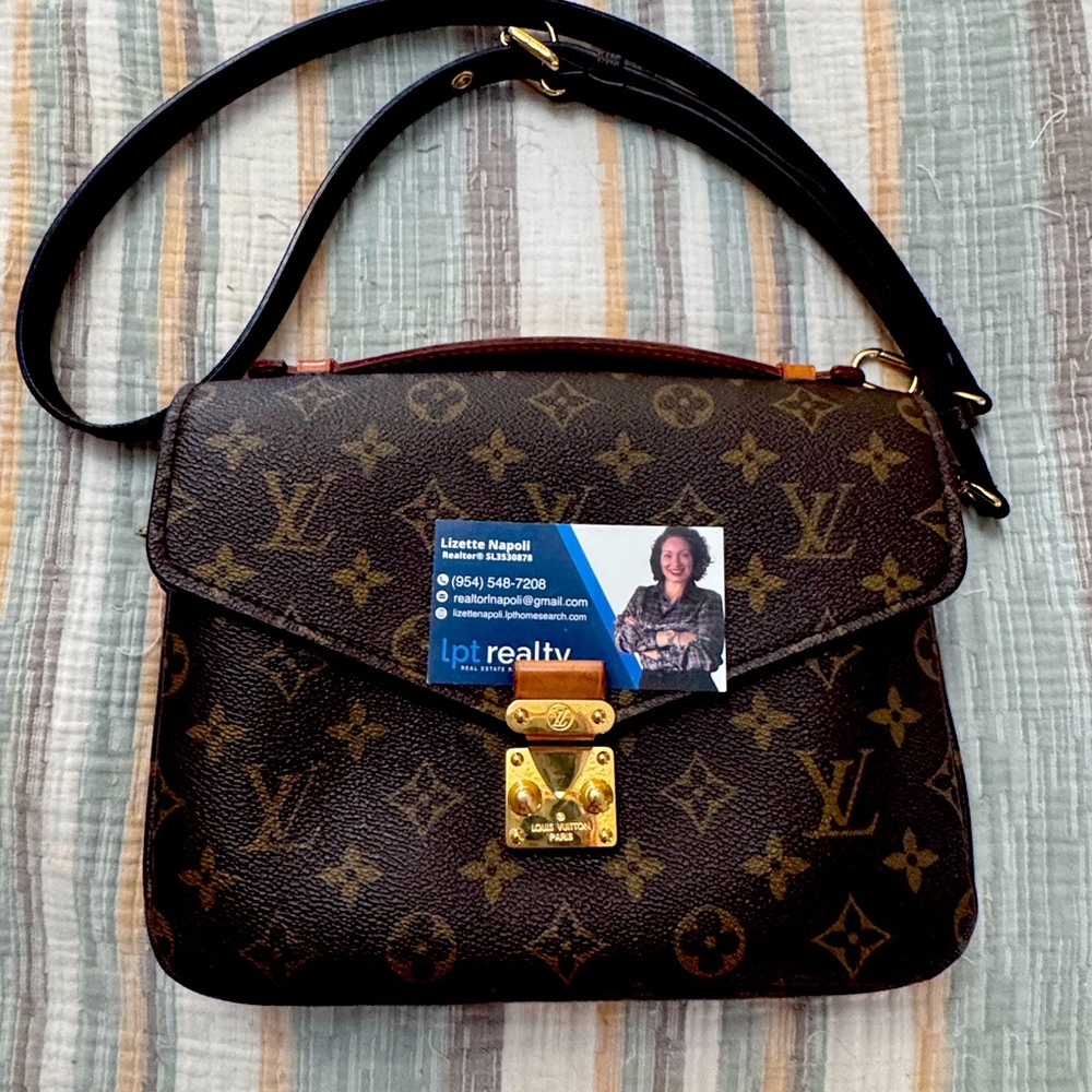 Authentic LV Pochette Métis Monogram
